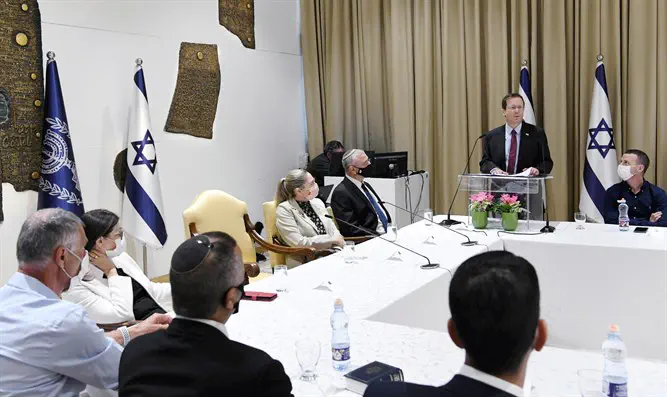 הנשיא יצחק הרצוג: המסכות מלמדות אותנו שיעור בצניעות וענווה