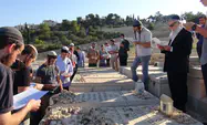 ראש ישיבת בית אל ותלמידיו עלו לקברו של הרב קוק בהר הזיתים (צילום: חזקי ברוך) תורתו של הרב קוק מאחדת את עם ישראל