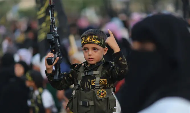 Ребенок из Газы в форме &quot;Исламского джихада&quot;