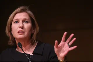 כבר שנתיים מנסה להחליף ממשלה. לבני