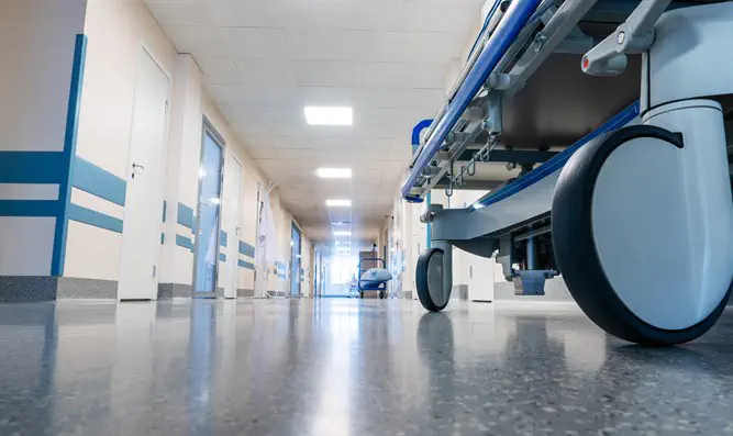 עובדי המנהל והמשק בבתי החולים שובתים