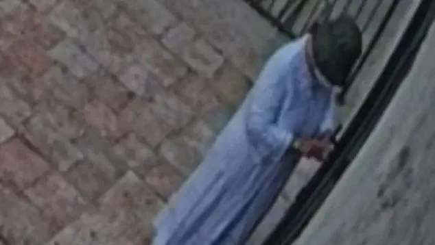 תיעוד: חשודה מרחה דבק על מנעול קפה בסמטה בירושלים