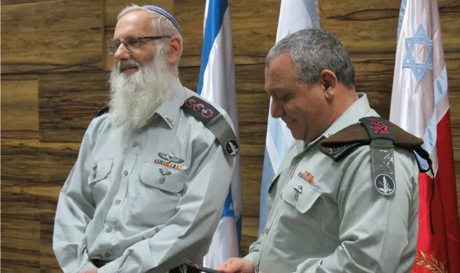 הרב קרים והרמטכ"ל בטקס המינוי של הרבצ"ר