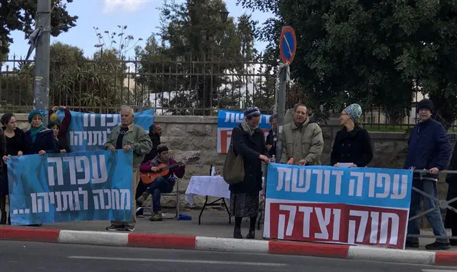 מחאת תושבי עפרה מול בית רה"מ