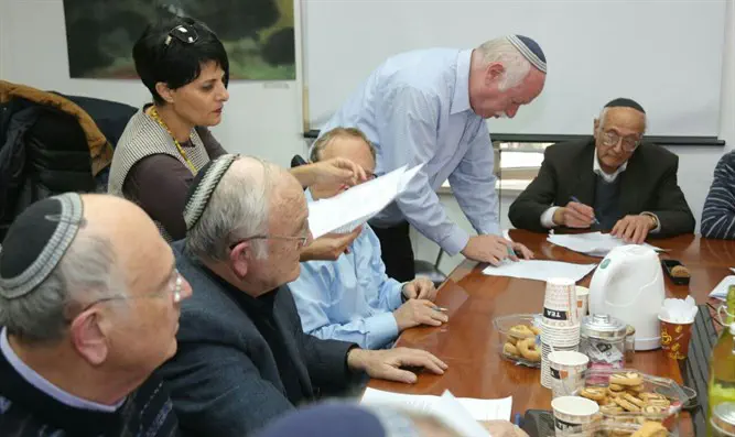 חותמים על ההסכם