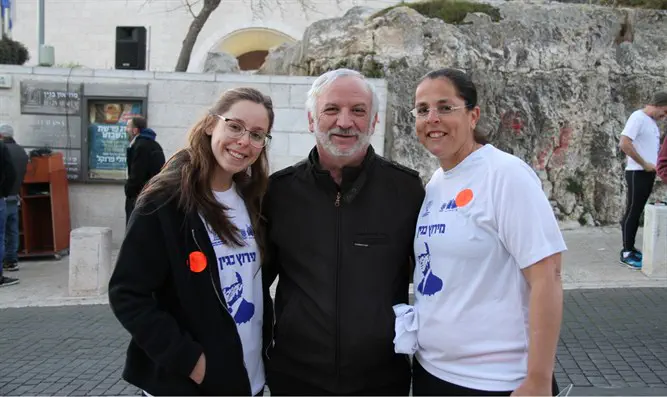 הרצל מקוב עם בתו ונכדתו של בגין