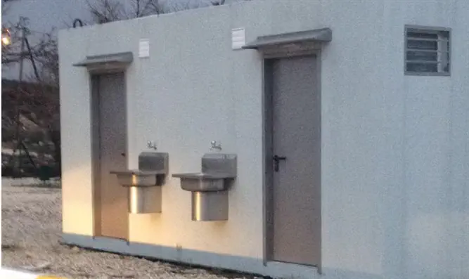 מבנה השירותים שנרכש אך לא הוצב במתחם המערה