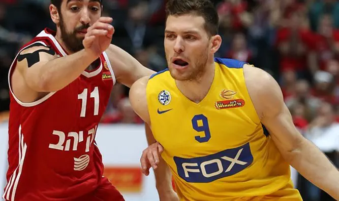 גל מקל מול בר טימור הירושלמי. הגביע צהוב