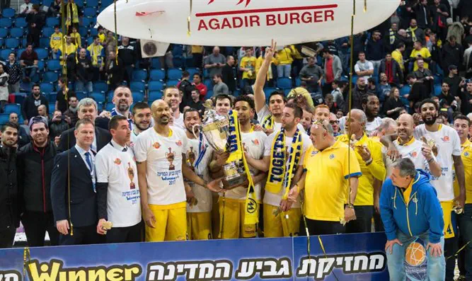 מכבי תל אביב עם גביע המדינה