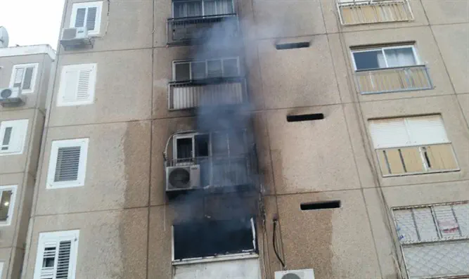 עשן מיתמר מהבניין בדימונה
