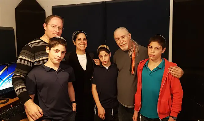 עיבד את היצירה. שלמה גרוניך עם משפחת שוורץ