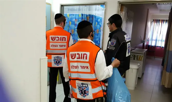 מתנדבי איחוד הצלה מחלקים את החבילות בבית החולים מעייני הישועה