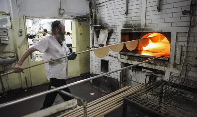 אפיית מצות יד