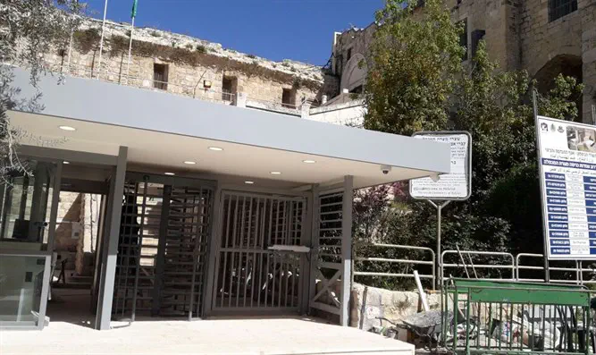 מבנה הבידוק בכניסה למערת המכפלה