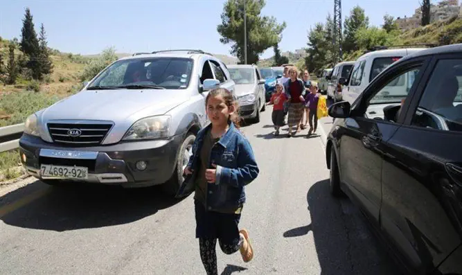 יוצאים מהמכוניות