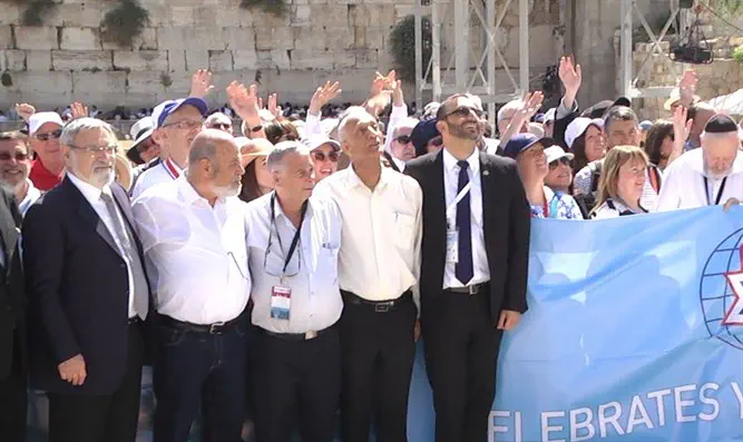 שחזור התמונה המיתולוגית עם שלושת הצנחנים מימין