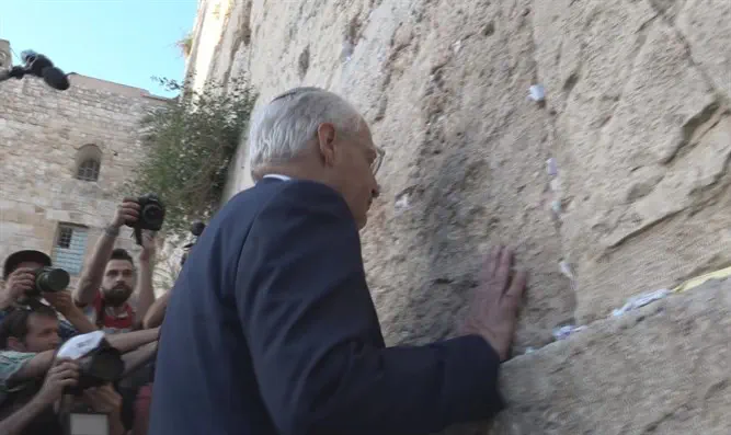 השגריר פרידמן בכותל המערבי