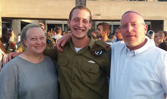 דוד עם הוריו בטקס סיום קורס קצינים