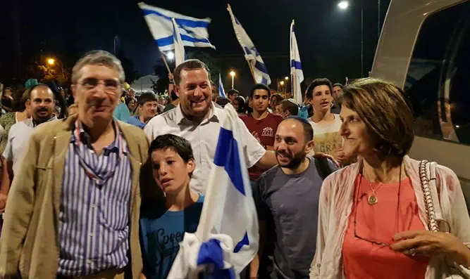 ראש מועצת שומרון עם משפחת שורקי ביקיר