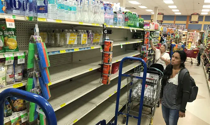 מדפים ריקים בסופר בפלורידה