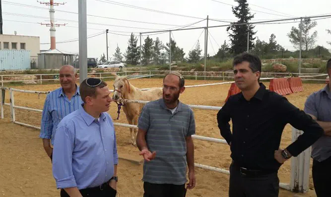 אלי כהן (מימין) בגוש עציון