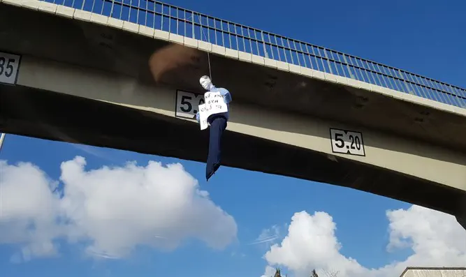 בובה תלויה מגשר: מחאת הגרושים