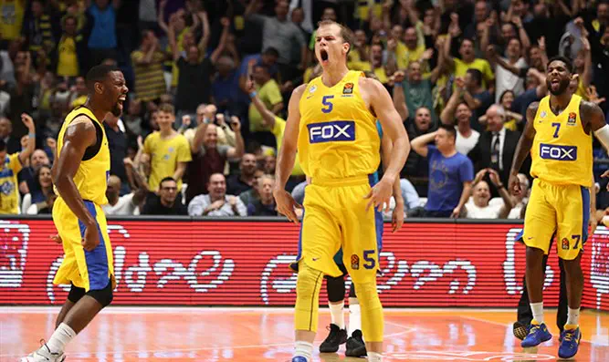 מייקל רול, מגיבורי הניצחון, חוגג עם חבריו לקבוצה