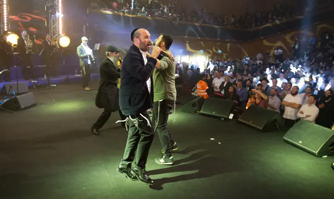 רוקדים בקהל וגם על הבמה