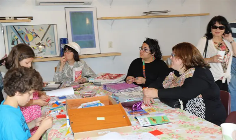 An art class in the Center for Jewish Creativity
