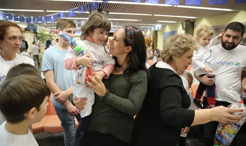 Ukrainian immigrants to Israel celebrate Hanukkah at Ben Gurion Airport