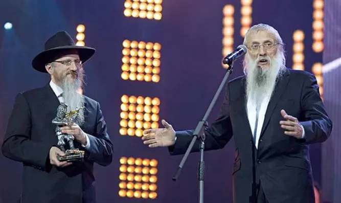 הרב מנדלביץ' מקבל את הפרס