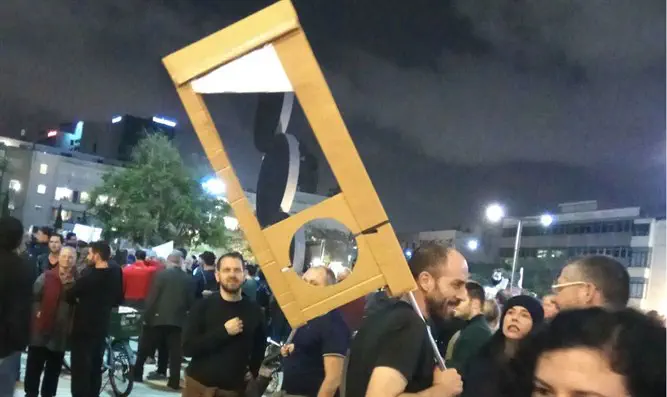 גיליוטינה בהפגנה בת"א