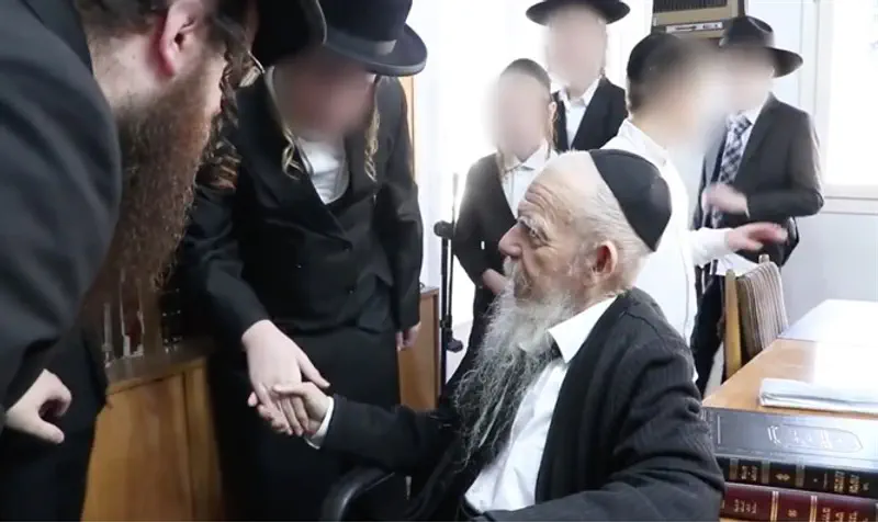 Yeshivas Toras Yaakov students and staff with Rabbi Gershon Edelstein