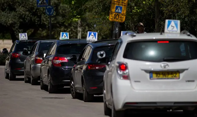 הרבה יותר נשים לומדות נהיגה