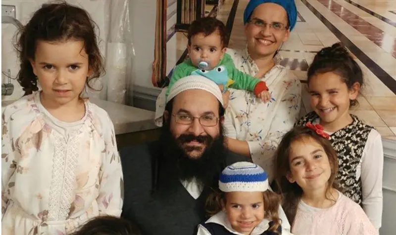 הרב רזיאל שבח עם בני משפחתו