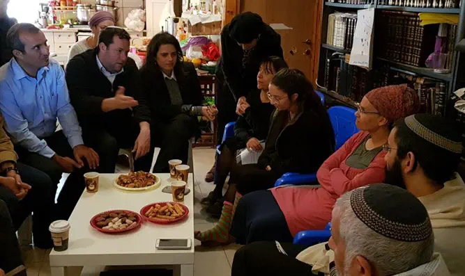 שקד בחוות גלעד