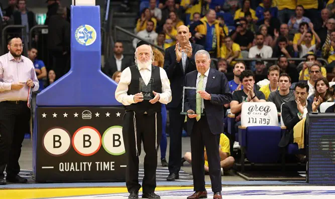 Meshi Zahav receiving award