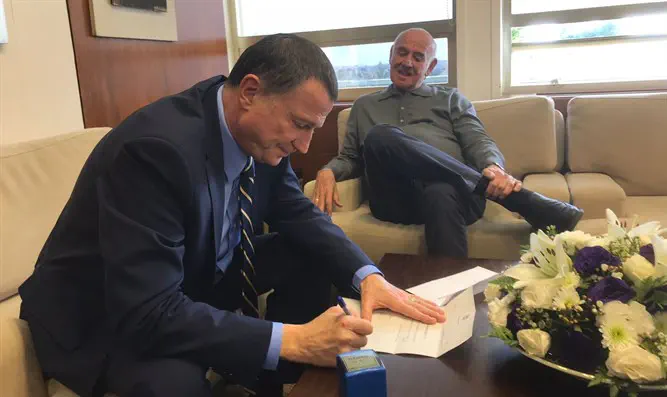 יו"ר הכנסת מקבל את מכתב ההתפטרות של ח"כ פרי, אחר הצהריים