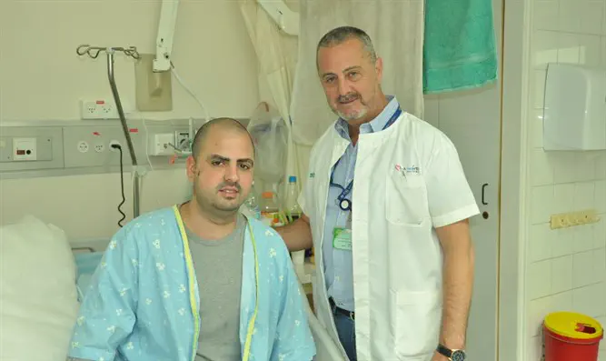 נתנאל לאחר הניתוח עם ד"ר מויאגר