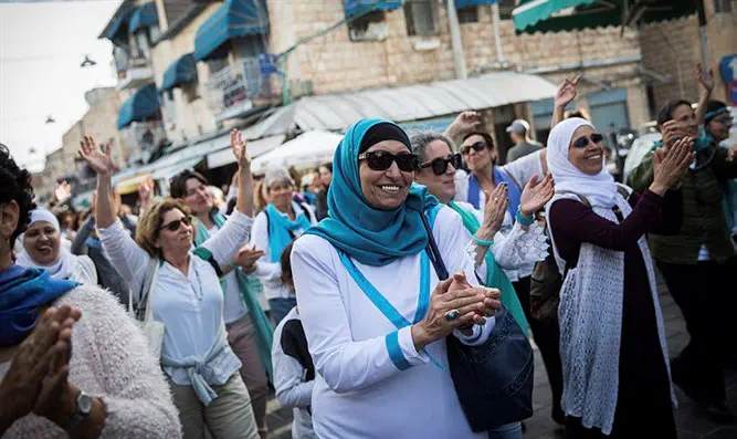 ריקוד פתע בשוק: נשות שנאל