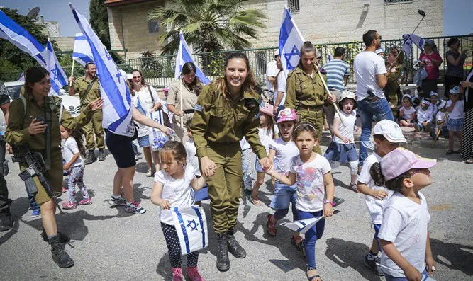 Soldiers accompany children for pre-Independence Day march in Efrat
