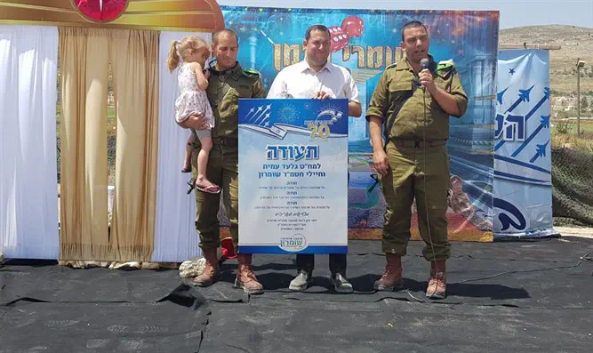 ראש המועצה מעניק תעודת הוקרה למח"ט גלעד עמית