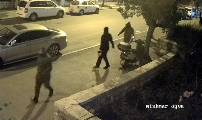 Masked criminals on Mishmar Hagvul Street last week