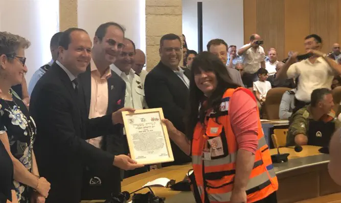 Gitty Beer receiving citation of excellence from Jerusalem Mayor Nir Barkatt