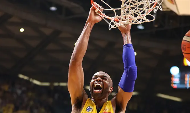 אלכס טיוס מטביע את הפועל תל אביב