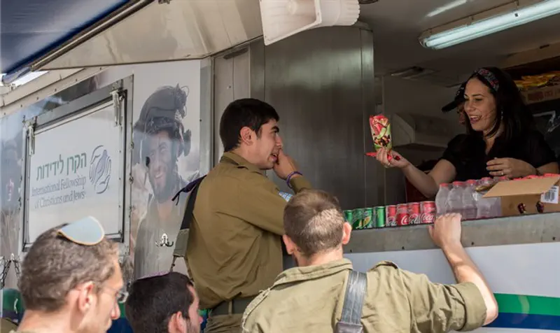 IDF soldiers receive frozen treats from the Fellowship Vehicle