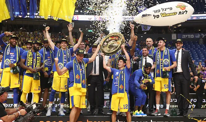 ג'ון דיברתולומיאו ואיתי שגב מניפים את צלחת האליפות