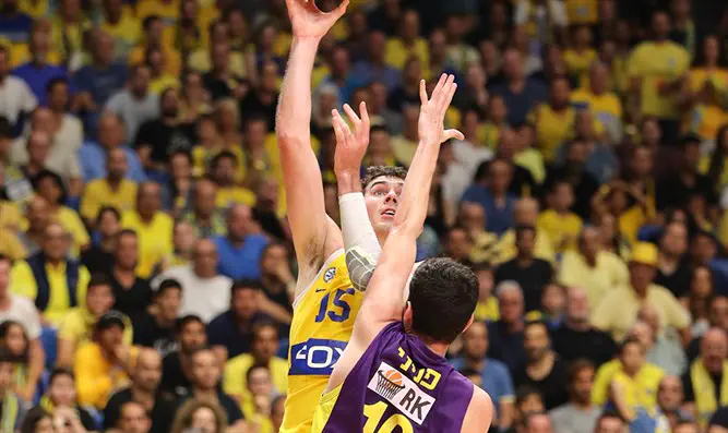 ג'ייק כהן גבוה מעל פניני, בדרך לאליפות