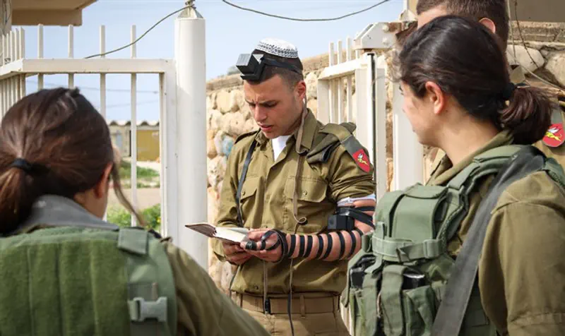Israeli soldier puts on tefillin