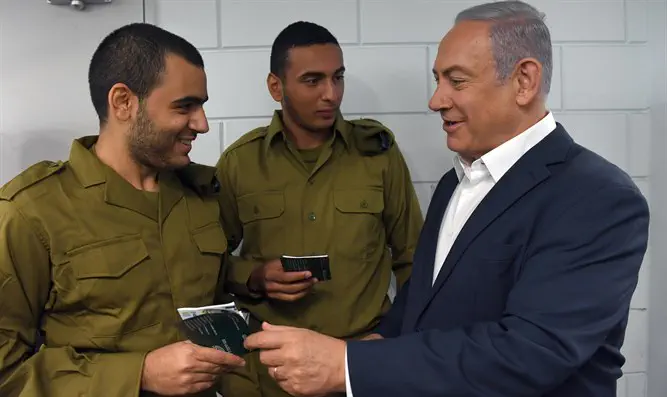 נתניהו מלווה מתגייסים בשרשרת החיול